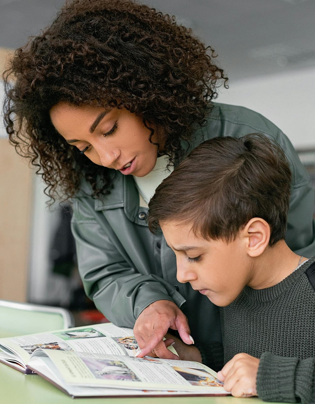 Fonoaudióloga evaluando lenguaje en niño: observando cómo comprende, se expresa y se comunica en distintos contextos